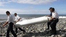  Mảnh cánh máy bay MH37 được tìm thấy ở Reunion. Ảnh: Reuters
