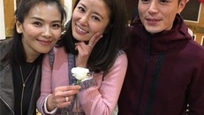 Hoắc Kiến Hoa đã ở bên vợ trong ngày con gái chào đời. Bạn bè, đồng nghiệp cũng sớm gửi lời chúc phúc.