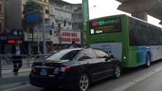 Xe biển xanh húc vào đuôi buýt nhanh BRT.