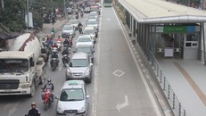  Đa số các phương tiện giao thông đã đi đúng làn, nhường đường cho xe buýt nhanh. Ảnh: Võ Hải.