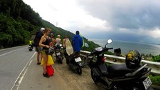 Mary chụp ảnh những người bạn đồng hành trong chuyến phượt xuyên Việt.