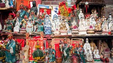  Người Hong Kong thường đặt các bức tượng thần lên ban thờ hoặc các nơi trang trọng để thờ cúng, trang trí. Ảnh: Odd.