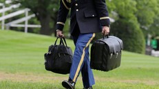 "Vali hạt nhân" (phải) do một quân nhân xách.