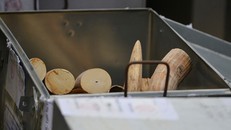 Sừng tê giác và ngà voi là các tang vật của nhiều vụ buôn bán và vận chuyển trái pháp luật do lực lượng chức năng Việt Nam và thế giới tịch thu được.