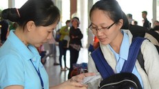 Nhân viên Ga Sài Gòn kiểm tra thẻ lên tàu của hành khách dịp Tết Đinh Dậu 2017.