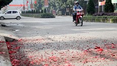 Xáo pháo đỏ ở thị trấn Tây Sơn (Hương Sơn, Hà Tĩnh) sáng mùng 1 Tết.