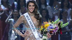 Hoa hậu Hoàn vũ 2016 diện đầm xuyên thấu sang trọng của nhà thiết kế Việt.