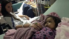 Kiersten Miles đến thăm Talia Rosko sau khi em vừa trải qua cuộc phẫu thuật ghép gan hôm 14/1.