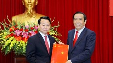 Phó trưởng ban Thường trực Ban Tổ chức Trung ương Nguyễn Thanh Bình (bên phải) trao quyết định cho ông Đỗ Đức Duy.