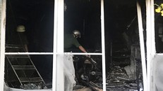 Tầng trệt với 8 xe máy bị thiêu rụi. Ảnh: Đ.V