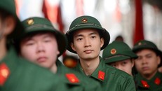 Các thanh niên ở Hà Nội lên đường nhập ngũ sáng 14/2.