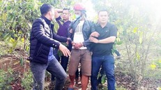 Dẫn giải nghi can đến nơi chôn xác phi tang.