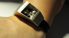 Các hạt sẽ di chuyển theo chuyển động của bé. Ảnh: Daily Mail.