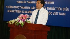 Bí thư Đinh La Thăng phát biểu tại buổi gặp mặt với các thầy thuốc tiêu biểu chiều 24/2. 
