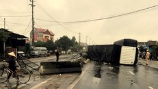 Hiện trường vụ lật xe tải.