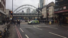 Khu phố Shoreditch High bị phong tỏa sau khi quả bom phát lộ. (Nguồn: Sarah Palmer/ Twitter)