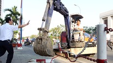 Bảo vệ Ngân hàng Nhà nước ngăn cản tháo dỡ. Ảnh: Duy Trần.