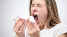 Nếu bạn nghĩ mình đã khỏi cảm lạnh nhưng các triệu chứng nhanh chóng trở lại thì đó có thể là dấu hiệu của bệnh bội nhiễm vi khuẩn. Ảnh: MedicineNet.