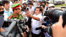 Ông Đoàn Ngọc Hải trao đổi với đại diện lực lượng bảo vệ Ngân hàng Nhà nước Việt Nam, chi nhánh TP.HCM chiều 27/2. Ảnh: Tùng Tin. 