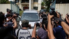 Phóng viên vây quanh Đại sứ quán Triều Tiên ở Malaysia. (Nguồn: EPA)