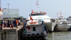  Du khách đi tàu siêu tốc ra đảo Lý Sơn. Ảnh: Sơn Thủy