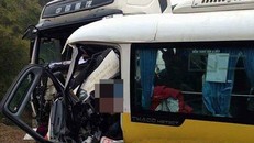  Xe buýt toác đầu sau cú đâm xe tải. 