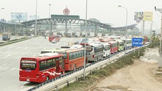 Gần 100 xe khách rồng rắn về Hà Nội phản đối lệnh điều chuyển luồng tuyến ngày 28/2. 