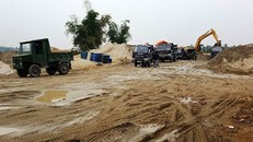  Một điểm tập kết cát trái phép trên bờ sông Chu, huyện Thọ Xuân. Ảnh: L.S.