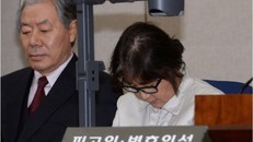 Bà Choi Soon Sil cúi đầu trong một phiên điều trần trước tòa. Ảnh: Getty. 