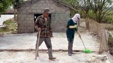 Người dân khử trùng, vệ sinh chuồng nuôi sau khi gia cầm bị dịch ốm chết. (Ảnh: Văn Đạt/TTXVN)