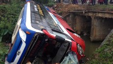 Chiếc xe bị lật dưới mương nước, hơn 20 hành khách thoát nạn. Ảnh: Nguyễn Toàn