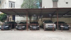 Ôtô biển xanh được niêm phong ở Sở Lao động - Thương binh và Xã hội Hà Nội để thực hiện khoán xe công. Ảnh: Bảo Lâm. 