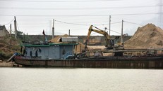 Theo ghi nhận của địa phương, bình thường, mỗi ngày có 20-25 tàu hút cát sỏi thường xuyên hoạt động trên sông Cầu. 