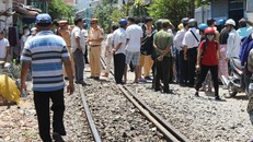 Nơi xảy ra tai nạn là đường dân sinh, không có rào chắn, tín hiệu cảnh báo. Ảnh: An Bình.