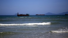 Các tàu được thuê hút cát ở cửa biển Cửa Đại bơm vào nơi đang sạt lở.