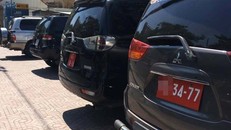 Xe biển đỏ bị xử phạt khi đỗ trên vỉa hè ở quận 3, TP.HCM.