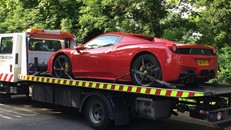 Siêu xe Ferrari chạy qua ổ gà và chi phí sửa chữa sau đó do Hội đồng thành phố chi trả.