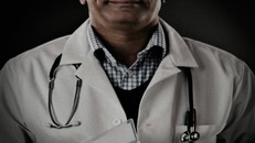 Bác sĩ bị kiện vì chạm dương vật vào người bệnh nhân