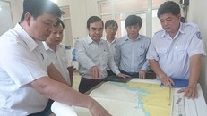 Phó cục trưởng Cục Hàng hải VN Nguyễn Hoàng (thứ ba từ trái qua) chỉ đạo lực lượng tìm kiếm trên hải đồ.