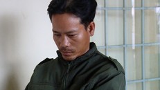 Nghi phạm Trung xuất viện chiều 31/3, được cán bộ đưa về trụ sở Công an huyện Bình Tân để tống đạt các quyết định.