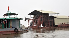 Các dự án khai thác cát trên sông Cầu qua huyện Quế Võ (Bắc Ninh) đã tạm dừng. Tàu cát tập kết, án binh bất động ở tỉnh Bắc Giang.
