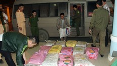 Số thuốc nổ được nguỵ trang trong bao để trên xe khách.