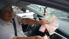 Ôm cả trăm tập tiền lẻ mua vé, nhóm tài xế doạ kiện chủ trạm thu phí