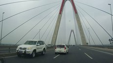 Chiếc xe biển xanh chạy ngược chiều trên cầu Nhật Tân. 