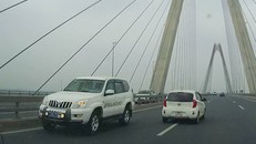 Xe biển xanh chạy ngược chiều trên cầu Nhật Tân trưa 6/4.