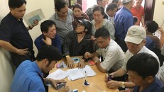 Người dân chen chúc làm thẻ miễn phí qua trạm Bến Thủy.