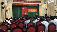 Nhiều hàng ghế trống khi cuộc họp chưa kết thúc.