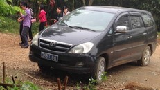 Xe biển xanh của UBND huyện Thạch Thành xuất hiện tại Đền Nưa - Am Tiêm trong giờ hành chính. 