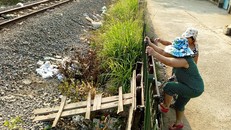 Người dân ở ấp Ngũ Phúc, xã Hố Nai 3, huyện Trảng Bom (Đồng Nai) chế thang vượt hành lang đường sắt.
