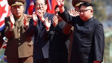 Ông Kim Jong Un (phải) tham dự buổi lễ khánh thành khu phố Ryomyong sáng 13/4.